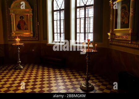 Sviyazhsk, Russia - 1 gennaio 2020: Interno della Cattedrale dell'icona della Madre di Dio 'gioia di tutti coloro che soffrono' (1906) sull'isola di Sviyazhsk Foto Stock