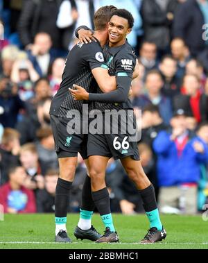 Il Trent Alexander-Arnold di Liverpool (a destra) e il Jordan Henderson celebrano dopo che il Chris Wood di Burnley (non raffigurato) ha ottenuto un proprio obiettivo Foto Stock