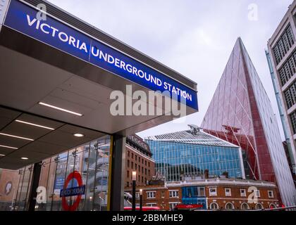 LONDRA - Stazione Victoria stazione della metropolitana e surround uffici sviluppi e Nova Victoria Foto Stock
