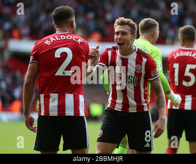 George Baldock (a sinistra) e Luke Freeman di Sheffield United celebrano dopo il fischio finale Foto Stock