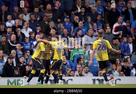 Jordy Hiwula (centro) di Coventry City celebra il primo gol del gioco con i suoi compagni di squadra Foto Stock