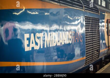 Treno East Midland e passeggeri sul binario alla stazione di St Pancras Foto Stock