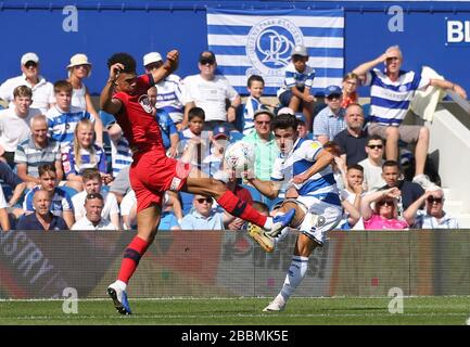 Queens Park Rangers' Ilias Chair (a destra) e Wigan Athletic's Antonee Robinson battaglia per la palla Foto Stock