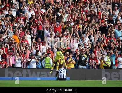 Nathan Redmond di Southampton segna il secondo gol della partita e celebra con Sofiane Boufal di Southampton Foto Stock