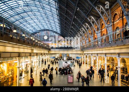Interno della stazione ferroviaria internazionale di St Pancras - Londra UK Foto Stock