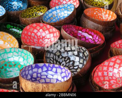 Guscio di cocco piatti/ciotole smaltati. Vivace colorato, display astratto. Telaio completo. Sentirsi bene. Thailandia. Estremo Oriente. Foto Stock