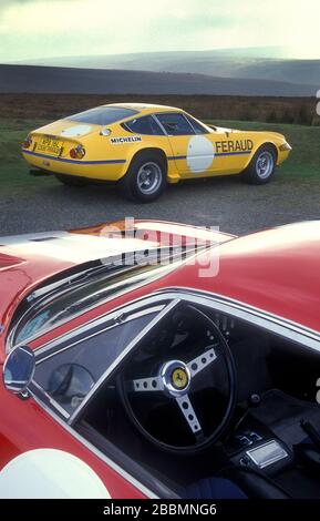 1971 Red Ferrari 365 GTB/4 Daytona Group 4 N.A.R.T.car e 1972 Ferrari 365GTB/4 Daytona petizione S2 n il giallo del team belga Ecurie Francochamps. Foto Stock