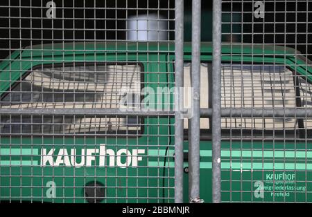 Colonia, Germania. 01st Apr, 2020. Un veicolo parcheggiato del grande magazzino Kaufhof si trova dietro una barriera barbata nel garage di un ramo della catena di grandi magazzini Galeria Karstadt Kaufhof. La catena di grandi magazzini Galeria Karstadt Kaufhof ha sospeso i pagamenti di affitto per tutti i grandi magazzini, negozi sportivi, agenzie di viaggio e strutture logistiche perché i loro negozi devono rimanere chiusi fino a nuovo avviso a causa della diffusione del coronavirus. Credito: Oliver Berg/dpa/Alamy Live News Foto Stock