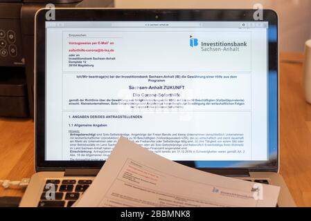 Magdeburg, Germania. 30th Mar, 2020. Il modulo di richiesta di emergenza Corona è visualizzato su un computer portatile. L'aiuto può essere richiesto in Sassonia-Anhalt dalla Banca per gli investimenti. Credito: Stephan Schulz/dpa-Zentralbild/ZB/dpa/Alamy Live News Foto Stock