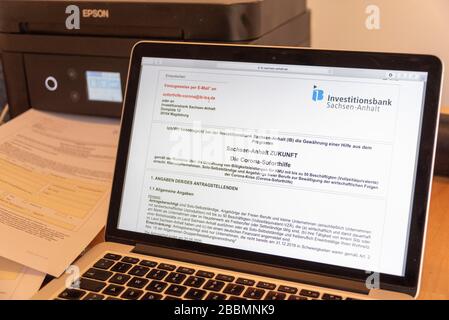 Magdeburg, Germania. 30th Mar, 2020. Il modulo di richiesta di emergenza Corona è visualizzato su un computer portatile. L'aiuto può essere richiesto in Sassonia-Anhalt dalla Banca per gli investimenti. Credito: Stephan Schulz/dpa-Zentralbild/ZB/dpa/Alamy Live News Foto Stock