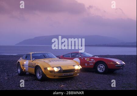 1971 Red Ferrari 365 GTB/4 Daytona Group 4 N.A.R.T.car e 1972 Ferrari 365GTB/4 Daytona petizione S2 n il giallo del team belga Ecurie Francochamps. Foto Stock