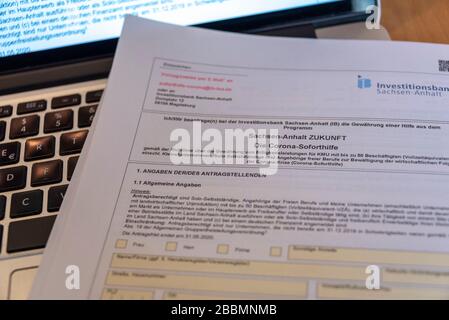 Magdeburg, Germania. 30th Mar, 2020. Il modulo di richiesta di emergenza Corona è sulla tastiera di un computer portatile. L'aiuto può essere richiesto in Sassonia-Anhalt presso la Investitionsbank. Credito: Stephan Schulz/dpa-Zentralbild/ZB/dpa/Alamy Live News Foto Stock