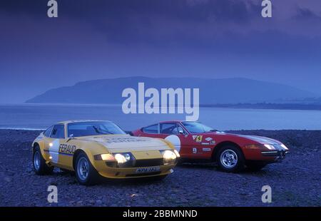 1971 Red Ferrari 365 GTB/4 Daytona Group 4 N.A.R.T.car e 1972 Ferrari 365GTB/4 Daytona petizione S2 n il giallo del team belga Ecurie Francochamps. Foto Stock