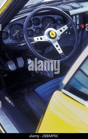 1972 Ferrari 365GTB/4 Daytona iCompetition S2 n il giallo del team belga Ecurie Francochamps. Foto Stock