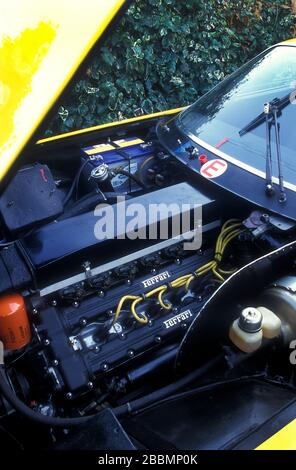 1972 Ferrari 365GTB/4 Daytona iCompetition S2 n il giallo del team belga Ecurie Francochamps. Foto Stock