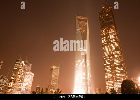 Skyline di uffici nel quartiere finanziario di Lujiazui di notte, Shanghai, Cina. Foto Stock