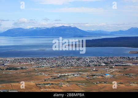 Vista ad alto angolo sulla città di Puerto Natales e sul Golfo dell'Ammiraglio Montt, Patagonia, Cile, Sud America Foto Stock