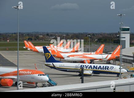 Un aeromobile Ryanair e esayJet parcheggiato all'aeroporto di Southend dopo che le compagnie aeree hanno ridotto i voli in mezzo a restrizioni di viaggio e un enorme calo della domanda a causa della pandemia di coronavirus. Foto Stock