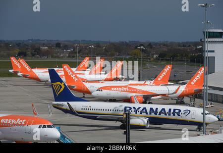 Un aeromobile Ryanair e esayJet parcheggiato all'aeroporto di Southend dopo che le compagnie aeree hanno ridotto i voli in mezzo a restrizioni di viaggio e un enorme calo della domanda a causa della pandemia di coronavirus. Foto Stock