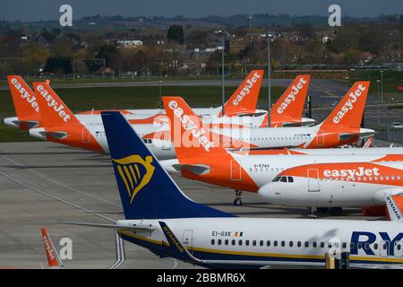 Un aeromobile Ryanair e esayJet parcheggiato all'aeroporto di Southend dopo che le compagnie aeree hanno ridotto i voli in mezzo a restrizioni di viaggio e un enorme calo della domanda a causa della pandemia di coronavirus. Foto Stock