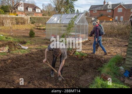 Lavorando su una nuova assegnazione per sviluppare il loro proprio alimento e rimanere sano Foto Stock