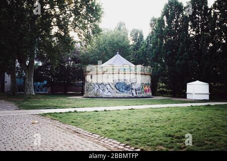 Un allegro-go-round, chiuso, in un parco abbandonato a Parigi, senza nessuno in vista. Foto Stock