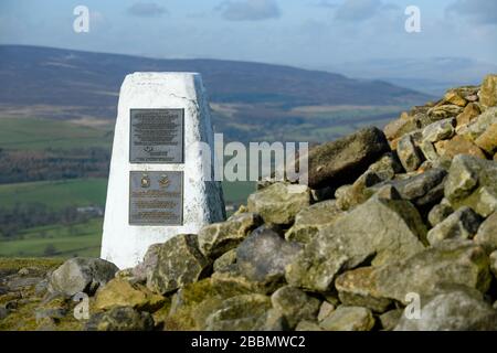 Cima alta del Beacon di Beamsley (punto di trig, placche commemorative, scogli storici di cairn, colline di altopiano, vista rurale panoramica) - North Yorkshire, Inghilterra, Regno Unito. Foto Stock