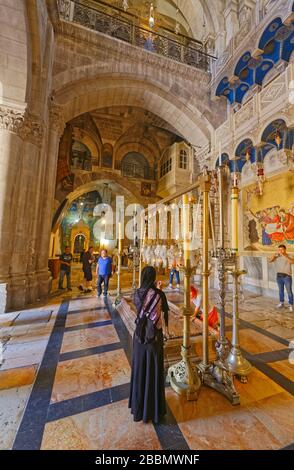 Pietra d'inction nella chiesa del Santo Sepolcro a Gerusalemme Foto Stock