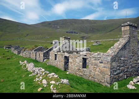 Case abbandonate nella strada principale di Village Bay, Hirta, St Kilda, Ebridi esterne, Scozia Foto Stock