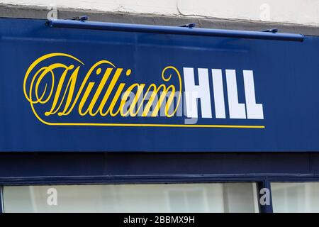 Cartello con il logo all'esterno di una libreria William Hill, High Street, Ayr, Regno Unito Foto Stock