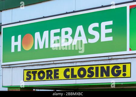 Firma fuori da un negozio fai-da-te Homebase che indica che il negozio sta chiudendo e uscendo dall'azienda Foto Stock