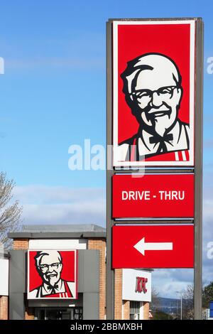 Cartello con il logo per il Kentucky Fried Chicken fast food drive through Restaurant Foto Stock