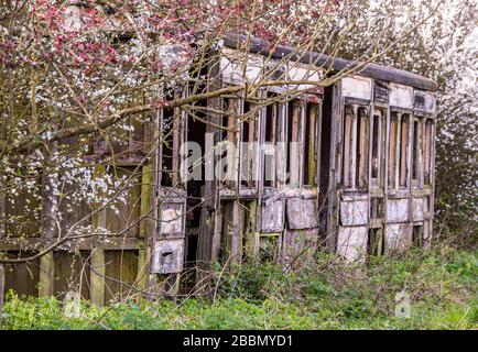 Abbandonata Grande Ferrovia Orientale costruita nel 1883 dedimessionata nel 1911 e utilizzata come stazione di attesa sul ramo Saffron Walden ad Ashdon Foto Stock