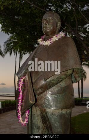 Statua del Principe Jonah Kuhio al Kuhio Beach Park, Waikiki, Honolulu, Hawaii Foto Stock