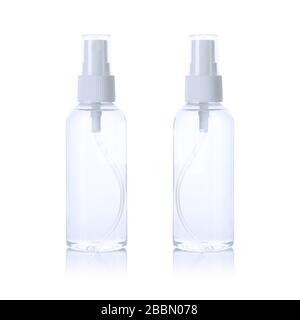 Flacone spray trasparente con tappo bianco riempito con acqua isolato su fondo bianco. Vista anteriore e posteriore. Per la pubblicità, marcare a caldo, simularsi in su Foto Stock