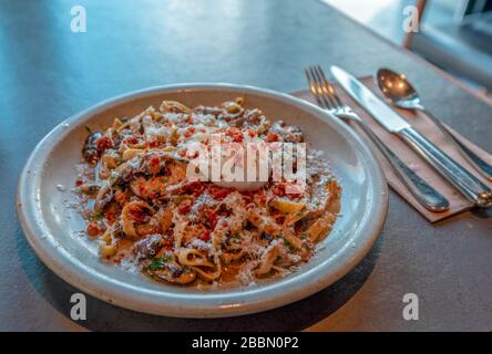 tagliatelle di funghi selvatici con uovo in camicia Foto Stock