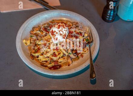 tagliatelle di funghi selvatici con uovo in camicia Foto Stock