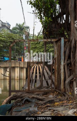 Jakarta, Indonesia - 13 luglio 2019: Porta di accesso uno dei ponti multipli per il passaggio di tubi e cavi elettrici a Jakarta. Foto Stock