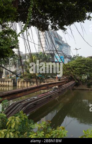 Jakarta, Indonesia - 13 luglio 2019: Porta di accesso uno dei ponti multipli per il passaggio di tubi e cavi elettrici a Jakarta. Foto Stock