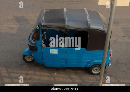 Jakarta, Indonesia - 13 luglio 2019: Un tuk tuk in attesa di nuovi clienti da prendere da qualche parte, parcheggiato in Dr Sutomo Street, nel centro di Jakarta. Foto Stock