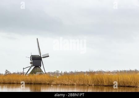 Mulini a vento (pompe eoliche) a Kinderdijk, un villaggio nella provincia olandese del Sud, noto per i suoi iconici mulini a vento del 18th secolo. Foto Stock