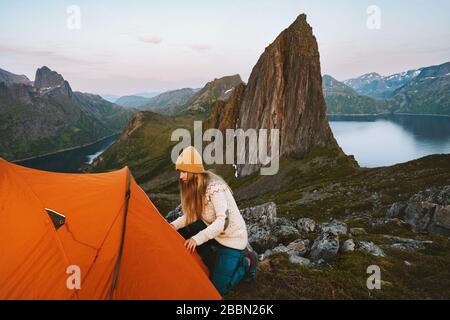 Tenda campeggio in montagna escursionista donna che viaggia in Norvegia da solo avventura sano stile di vita attiva vacanze estive vista picco Segla Foto Stock