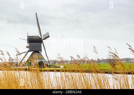 Mulini a vento (pompe eoliche) a Kinderdijk, un villaggio nella provincia olandese del Sud, noto per i suoi iconici mulini a vento del 18th secolo. Foto Stock