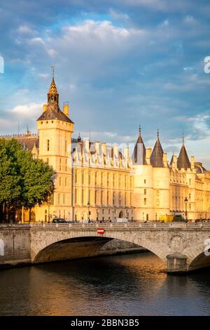 La mattina presto luce del sole sul famigerato Conciergeire e Pont au Change sul fiume Senna, Parigi, Francia Foto Stock