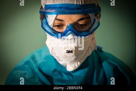 Il personale sanitario si protegge da covid19 Foto Stock