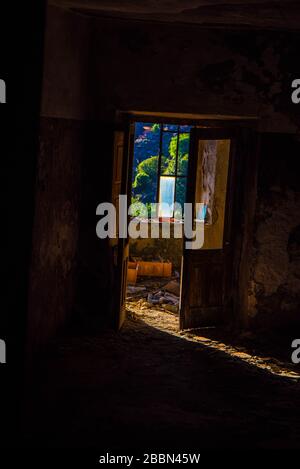 Escursione di trekking in montagna, un villaggio abbandonato e. Foto Stock