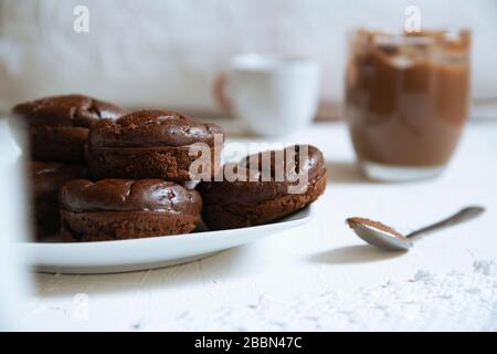 Muffin fatti in casa serviti su una cucina rustica accanto ad alcune tazze con caffè e tè. Spazio di copia vuoto per il testo dell'Editor. Foto Stock