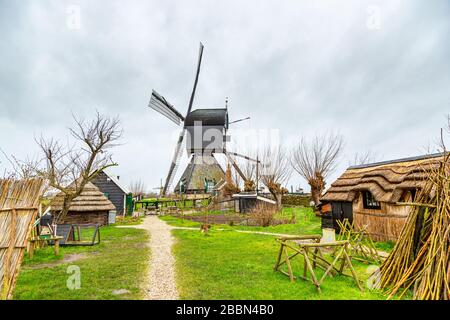 Mulini a vento (pompe eoliche) a Kinderdijk, un villaggio nella provincia olandese del Sud, noto per i suoi iconici mulini a vento del 18th secolo. Foto Stock