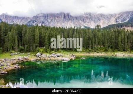 Karersee (Lago di Carezza) con catena montuosa Latemar sullo sfondo Foto Stock