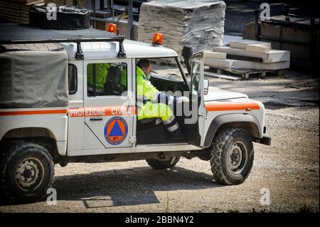 1,Aprile, 2020 - Cornedo Vicentino, Italia: Volontario della Difesa civile italiana del Veneto, impegnato nella distribuzione di maschere protettive contro Foto Stock